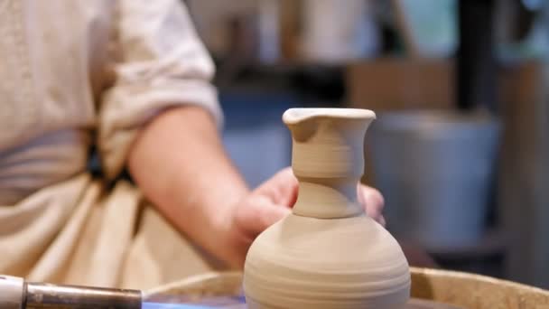 Potter op het werk. pottenbakker maken keramische pot op het aardewerk wiel — Stockvideo