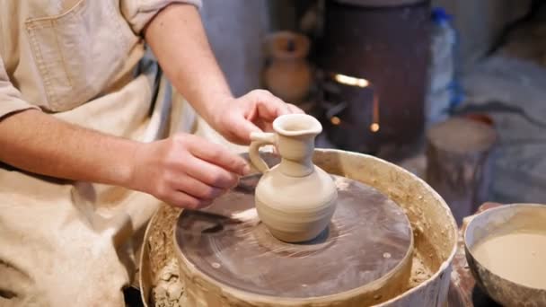 Töpfer bei der Arbeit. Töpfer macht Keramiktopf auf der Töpferscheibe — Stockvideo