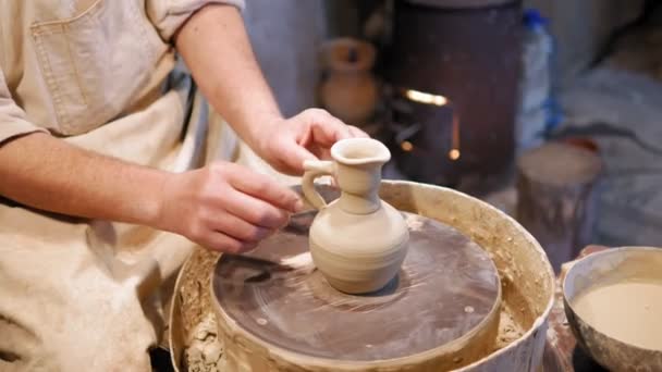 Potter en el trabajo. alfarero haciendo olla de cerámica en la rueda de cerámica — Vídeo de stock