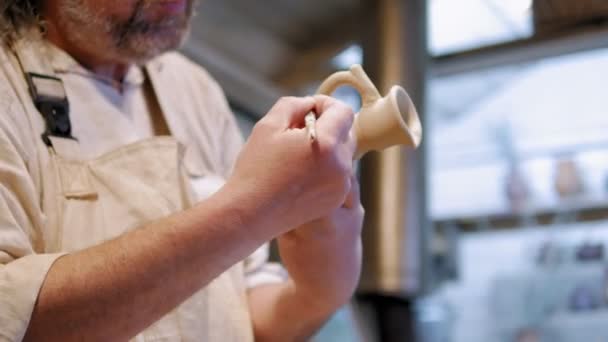 Поттер на работе. гончар делает керамический горшок на гончарном круге — стоковое видео