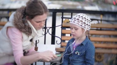 L kulaklık müzik şehir sokaklarında küçük şık güzel gerl.