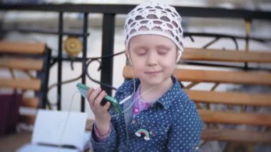 L kulaklık müzik şehir sokaklarında küçük şık güzel gerl.