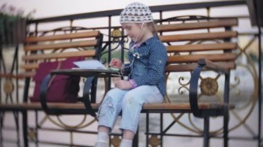 L kulaklık müzik şehir sokaklarında küçük şık güzel gerl.