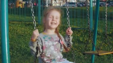 Çocuk Parkı, çocuk oyun alanı, oyun küçük kız bir slaytta kayar