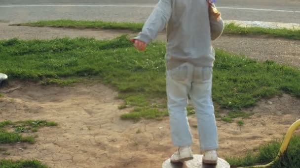 Bambino che scivola su uno scivolo nel parco, Bambina che gioca al parco giochi, Bambini — Video Stock