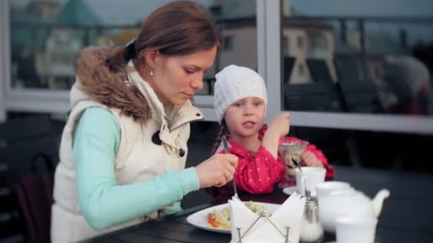 Madre Hija Comen Beben Cafetería Afuera — Vídeos de Stock