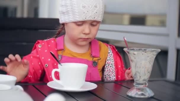 Mãe e filha comem e bebem no café fora — Vídeo de Stock