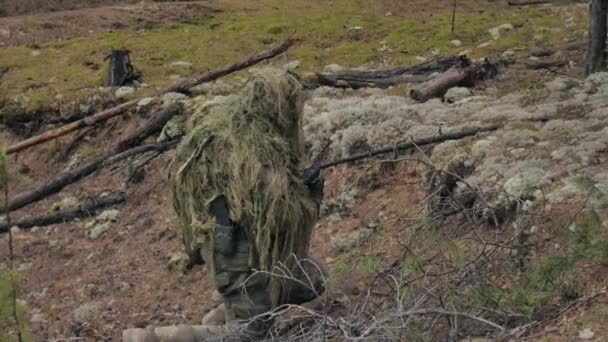 I soldati camuffati con armi da combattimento vengono sparati al riparo della foresta, il concetto militare — Video Stock