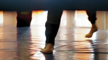 Bir kadın kick boks halka ile bir eğitim savaş eğitmen yürütmektedir