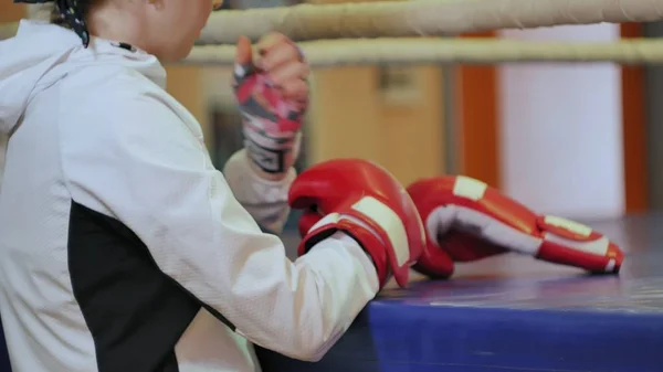 Boxe mulher formação saco de perfuração no estúdio de fitness força feroz ajuste corpo kickboxer série — Fotografia de Stock