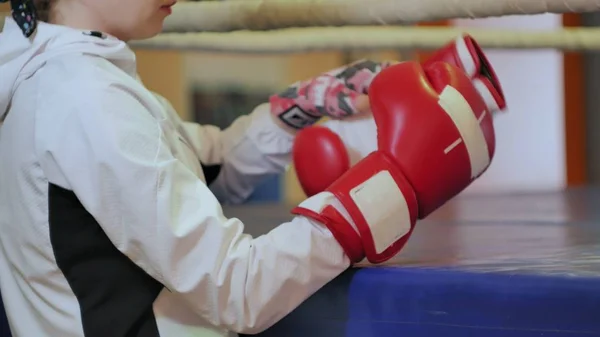 Bolso de entrenamiento de mujer boxeadora en estudio de fitness fiera fuerza fit body kickboxer series — Foto de Stock