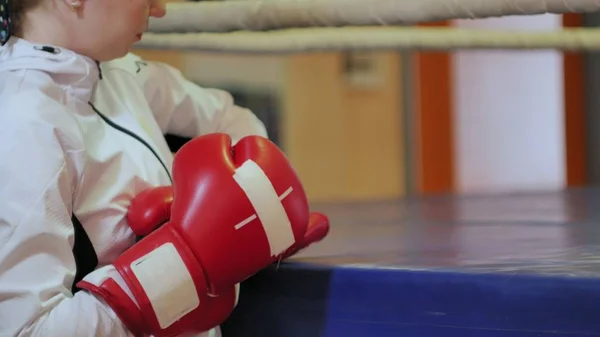 Boksz nő képzés boxzsák a fitness stúdió heves erő fit test kickboxer sorozat — Stock Fotó