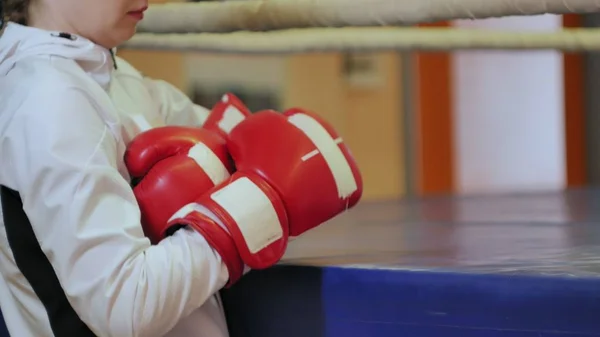 Boxe mulher formação saco de perfuração no estúdio de fitness força feroz ajuste corpo kickboxer série — Fotografia de Stock