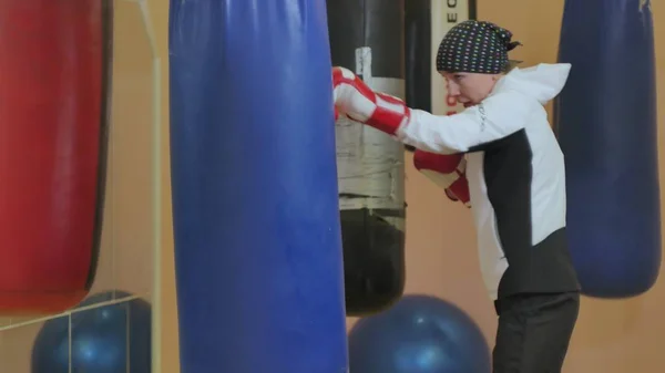 Boxe mulher formação saco de perfuração no estúdio de fitness força feroz ajuste corpo kickboxer série — Fotografia de Stock