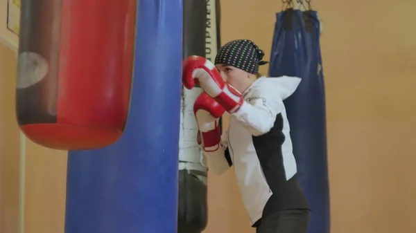 Boxe Mulher Formação Saco Perfuração Estúdio Fitness Força Feroz Ajuste — Fotografia de Stock