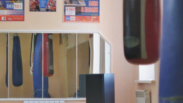 Боксерський жіночий тренувальний мішок у фітнес-студії запекла міцність підходить для серії боксерів — стокове фото