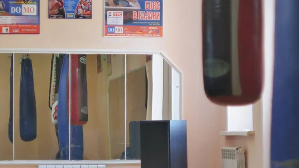 Boxerin trainiert Boxsack im Fitnessstudio heftige Kraftsport-Body-Kickboxer-Serie — Stockfoto