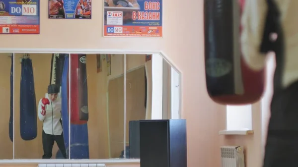 Boxning kvinna utbildning slagsäck i fitness studio hård styrka passar kroppen kickboxer serien — Stockfoto