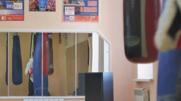 Boksen opleiding bokszak van de vrouw in de fitness studio felle kracht passen lichaam kickbokser serie — Stockfoto