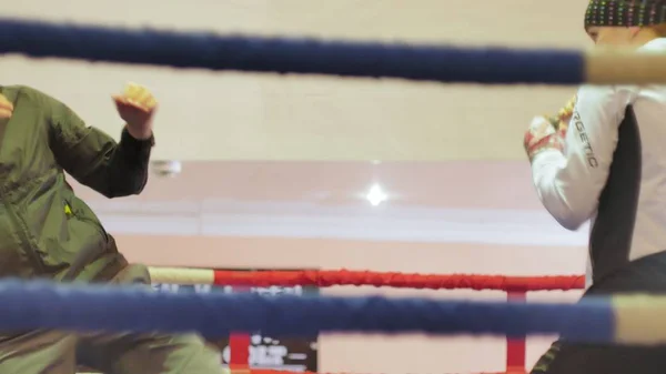 Тренер проводить тренувальну битву з жінкою-кікбоксером на рингу — стокове фото