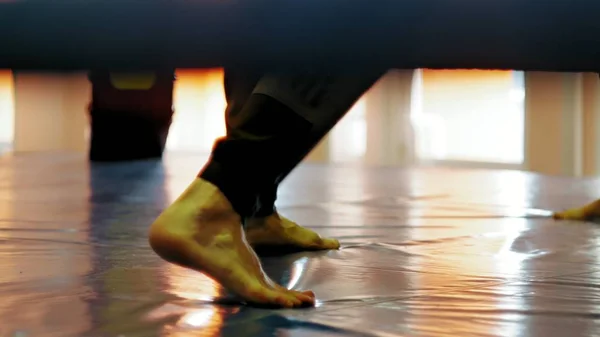 Тренер проводит тренировочный бой с кикбоксером на ринге — стоковое фото