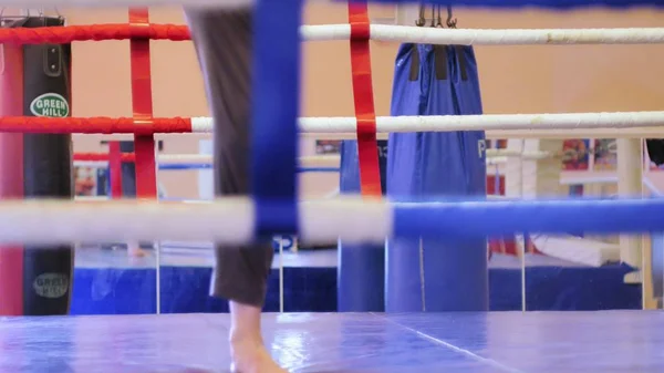 Trener prowadzi szkolenia walki z kobiece kickboxer w pierścieniu — Zdjęcie stockowe