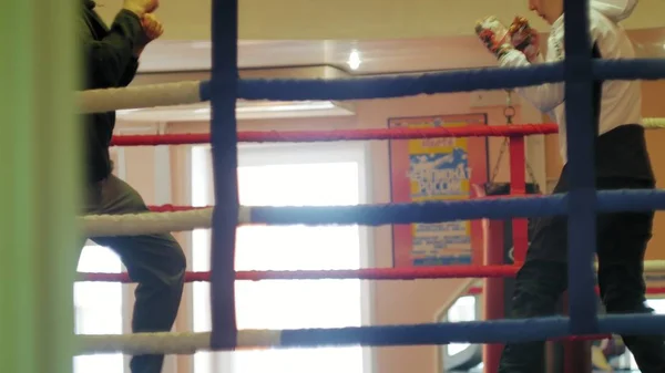 Lektor vede školení bitva s kickboxera žena v ringu — Stock fotografie