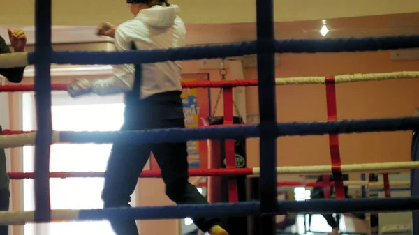 Trener prowadzi szkolenia walki z kobiece kickboxer w pierścieniu — Zdjęcie stockowe