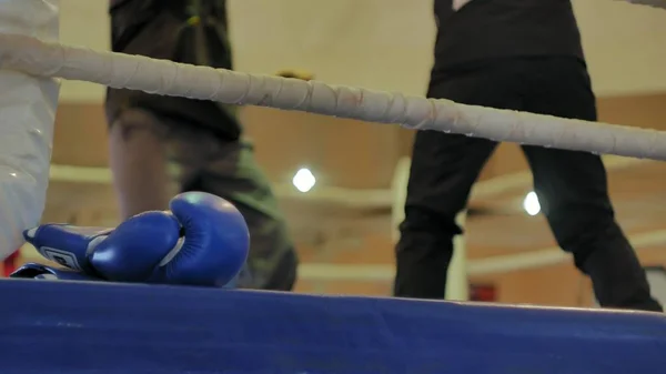 トレーナーはリングで女性キック ボクサーと訓練の戦いを行っています — ストック写真