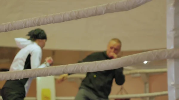 Pelatih melakukan pelatihan pertempuran dengan kickboxer perempuan di atas ring — Stok Foto