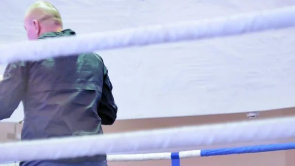 Pelatih melakukan pelatihan pertempuran dengan kickboxer perempuan di atas ring — Stok Foto
