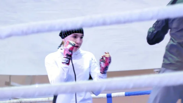 The trainer conducts a training battle with a female kickboxer in the ring — Stock Photo, Image