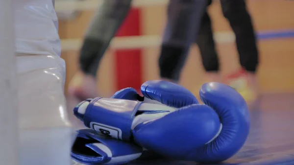 Tränare bedriver en träning strid med en kvinnlig kickboxare i ringen — Stockfoto
