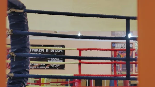 Tränare bedriver en träning strid med en kvinnlig kickboxare i ringen — Stockfoto