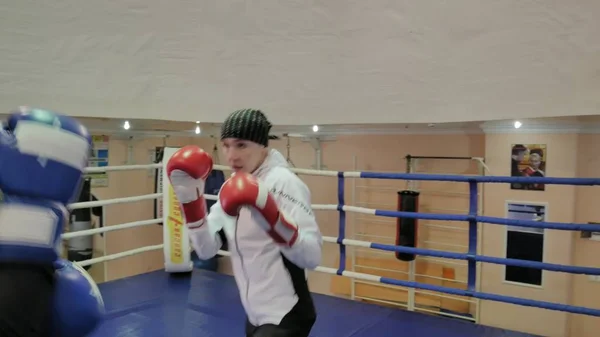 L'entraîneur mène une bataille d'entraînement avec une femme kickboxer dans le ring — Photo