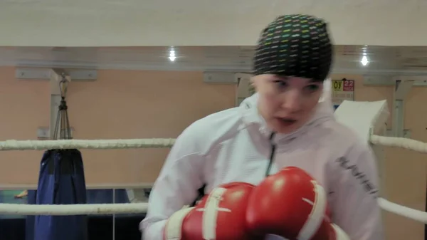 L'entraîneur mène une bataille d'entraînement avec une femme kickboxer dans le ring — Photo