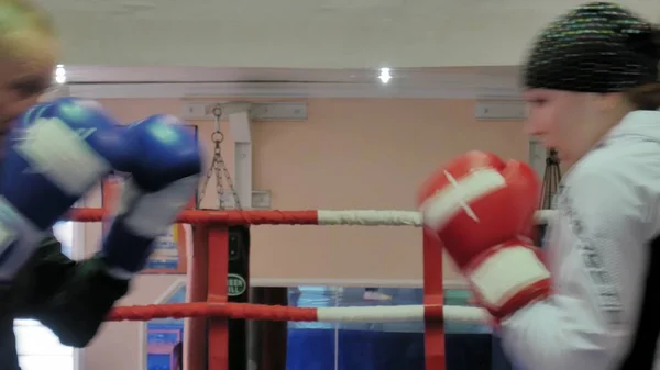 Ο εκπαιδευτής διεξάγει μια κατάρτιση μάχη με ένα θηλυκό kickboxer στο δαχτυλίδι — Φωτογραφία Αρχείου