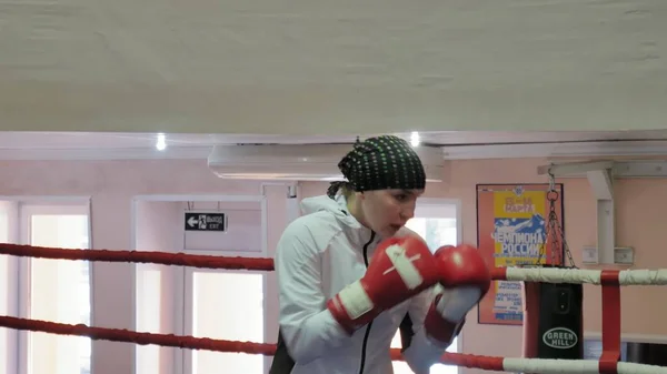 Der Trainer führt einen Trainingskampf mit einer Kickboxerin im Ring — Stockfoto