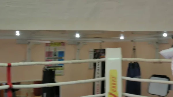 O treinador conduz uma batalha de treinamento com uma mulher kickboxer no ringue — Fotografia de Stock