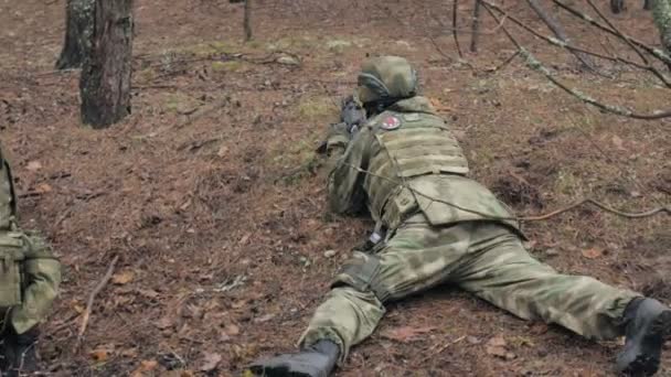 Katonák a harci fegyverek álcázás, hogy lőttek a menedéket az erdőben, a katonai koncepció — Stock videók