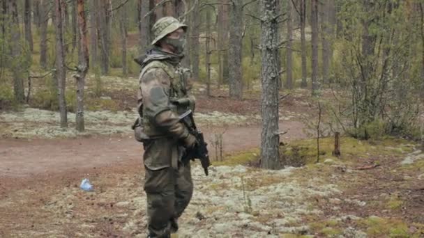 Żołnierzy w kamuflażu walki bronią zrobić drogę poza lasem, w celu przechwytywania to koncepcja wojskowa — Wideo stockowe