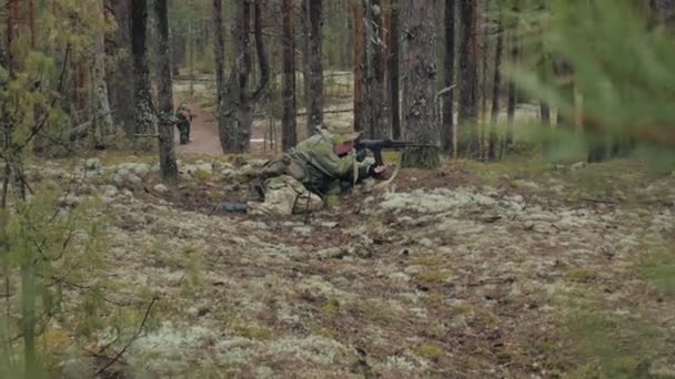 戦闘武器迷彩の兵士が軍事概念の森の避難所で解雇します。 — ストック動画
