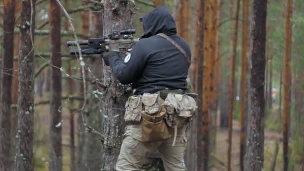 Katonák a harci fegyverek álcázás, hogy lőttek a menedéket az erdőben, a katonai koncepció — Stock videók