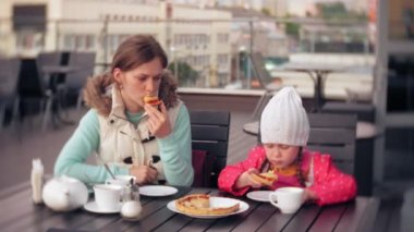 Anne ve kızı yemek ve içmek dışında Cafe