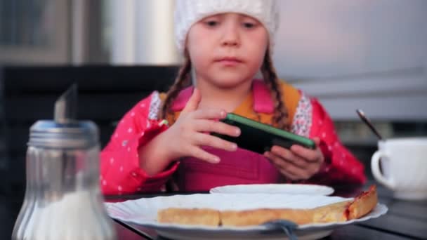 Moeder en dochter eten en drinken in café buiten — Stockvideo