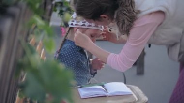 L kulaklık müzik şehir sokaklarında küçük şık güzel gerl.