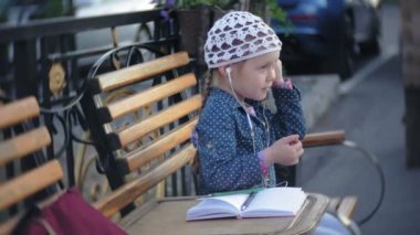 L kulaklık müzik şehir sokaklarında küçük şık güzel gerl.