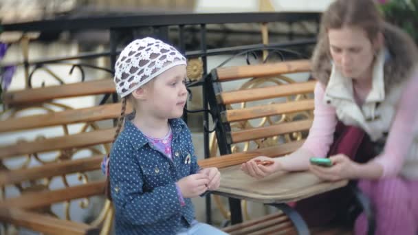 Donna con bambino nel parco. Mamma sta parlando con sua figlia in un parco primaverile . — Video Stock