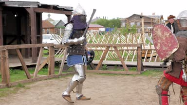 Ortaçağ turnuvada mücadele çelik zırh ve zincir posta kask Knights