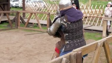 Ortaçağ turnuvada mücadele çelik zırh ve zincir posta kask Knights